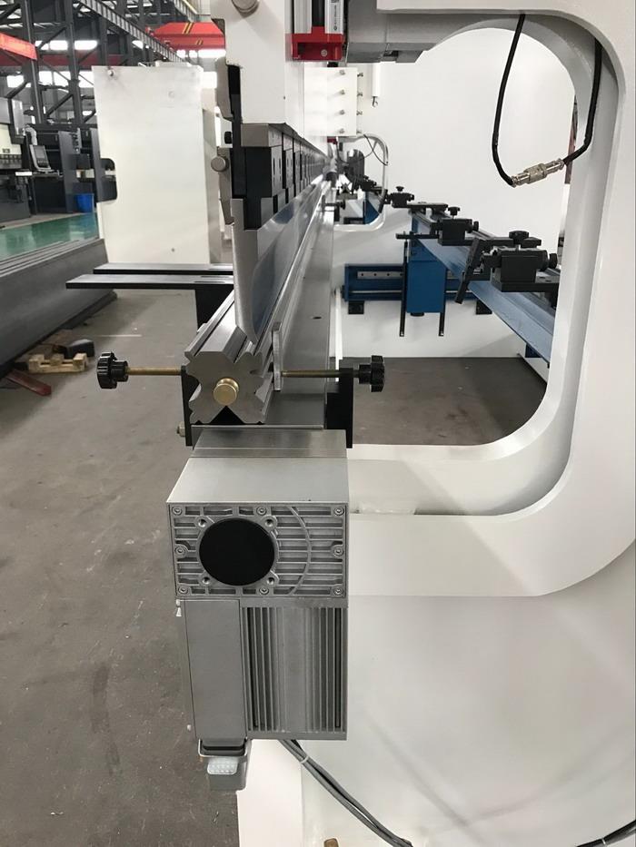AHYW Yawei synchro pressbrake motorized crowning table