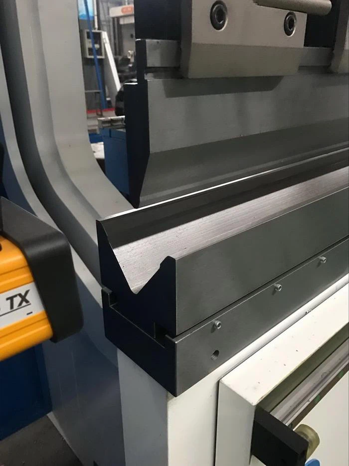Euroepan standard straight punch and single V die Yawei china CE 6 axis press brake