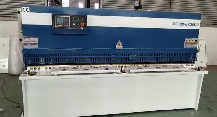 Čína Yawei QC12K 6 mm kov rezací stroj